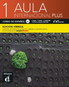 Portada de un libro de texto en español titulado "Aula Internacional Plus 1", que presenta una vista aérea de sinuosos senderos de jardín con árboles verdes y blancos y elementos de diseño amarillos, negros y rojos.