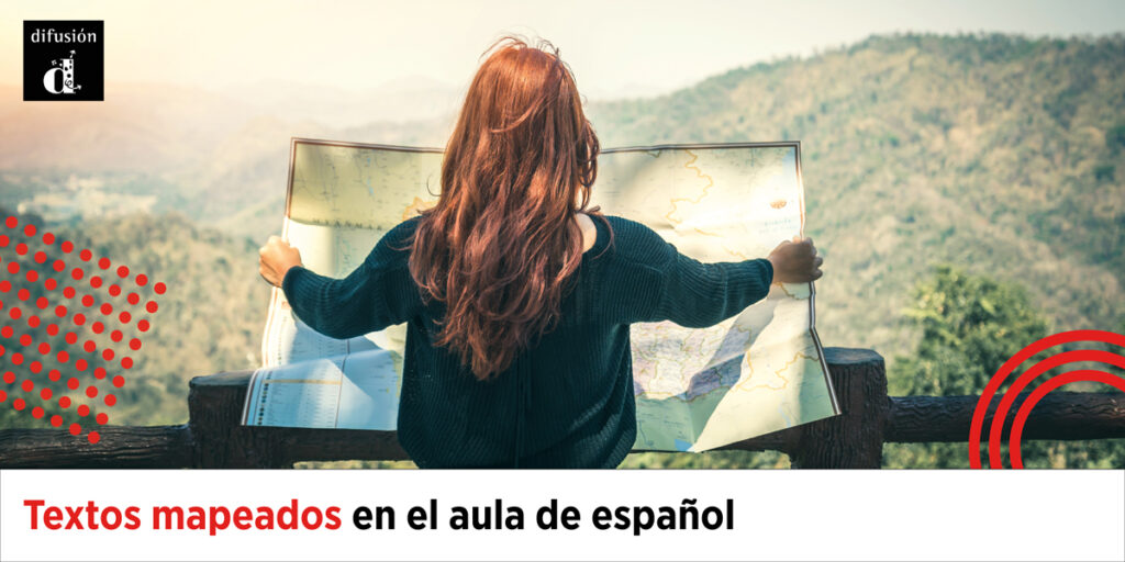Una mujer pelirroja y larga observa un gran mapa desplegado al aire libre, con vistas panorámicas de verdes colinas. El texto dice: «Textos mapeados en el aula de español».