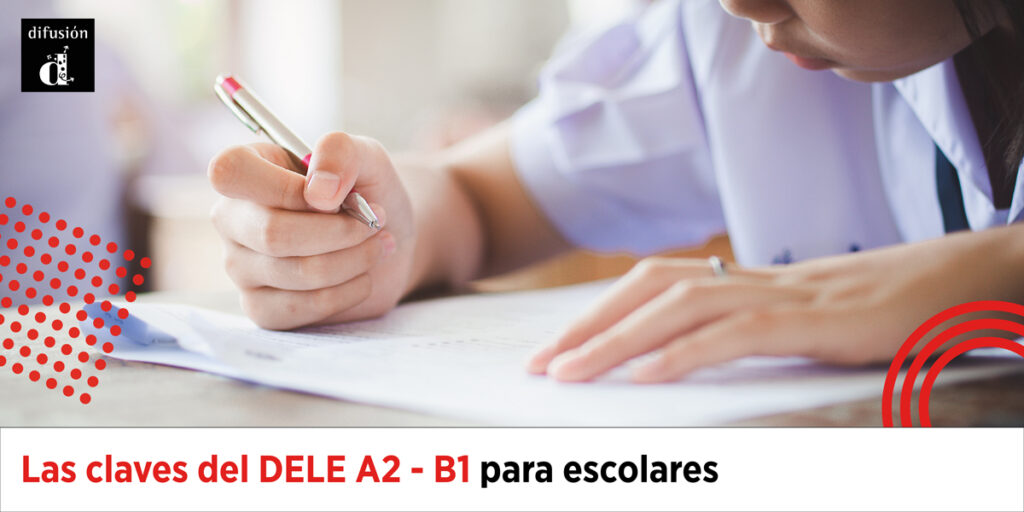 Primer plano de un estudiante con camisa blanca escribiendo en una hoja de papel con lápiz. El texto dice: «Las claves del DELE A2 - B1 para escolares».
