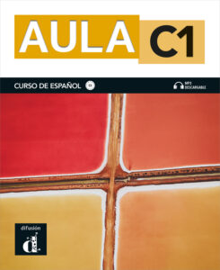 Portada del libro de texto de español "Aula C1", con texto en negrita, una banda negra con "Curso de español" y "MP3 descargable", y una ilustración abstracta con cuadrados rojos, naranjas y amarillos divididos por líneas marrones.