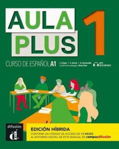 Portada del libro de texto "Aula Plus 1: Curso de Español A1". El diseño presenta un grupo de personas sentadas alrededor de una mesa, ilustradas en verde, amarillo y naranja. El texto indica que incluye acceso digital.