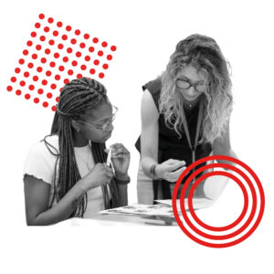 Dos mujeres colaboran en una mesa, revisando documentos. Una está sentada con un bolígrafo en la mano, la otra de pie señalando los papeles. Formas geométricas rojas —un cuadrado punteado y círculos concéntricos— acentúan el fondo.