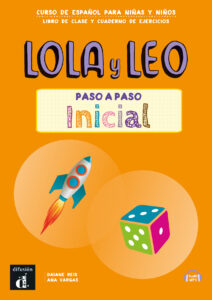 Portada brillante de un libro de español para niños titulado "Lola y Leo Paso a Paso Inicial", con un cohete colorido y un bloque de juguete sobre fondo naranja. El texto indica que incluye ejercicios y audio.